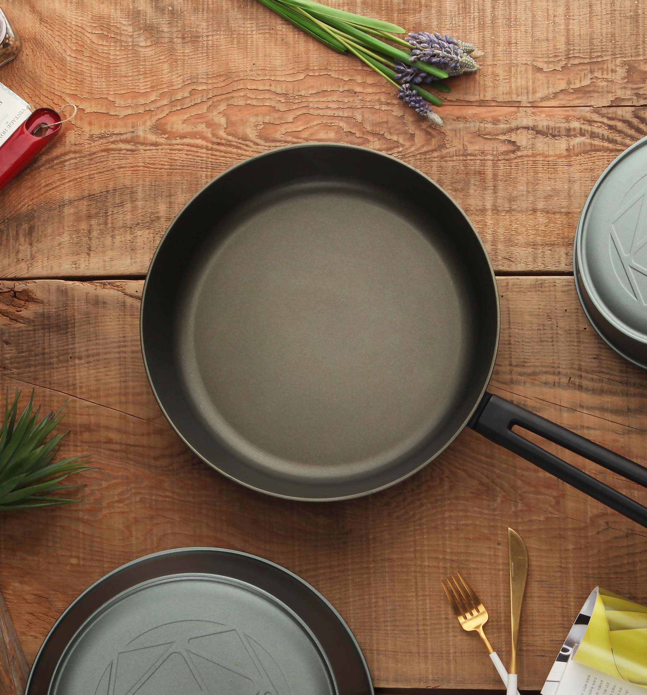 This Image Shows a Nonstick Cookware Made in Korea By Chef Yori Cookware. Chef Yori Is The World Best Nonstick Cookware Manufacturer and Wholesaler.